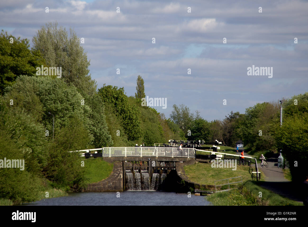 Kinder und Erwachsene auf die Schleusen des Kanals Forth und Clyde in der Nähe von Clydebank, Glasgow, Schottland, UK. Stockfoto Kinder und Erwachsene auf die Schleusen des Kanals Forth und Clyde in der Nähe von Clydebank, Glasgow, Schottland, UK. Stockfoto