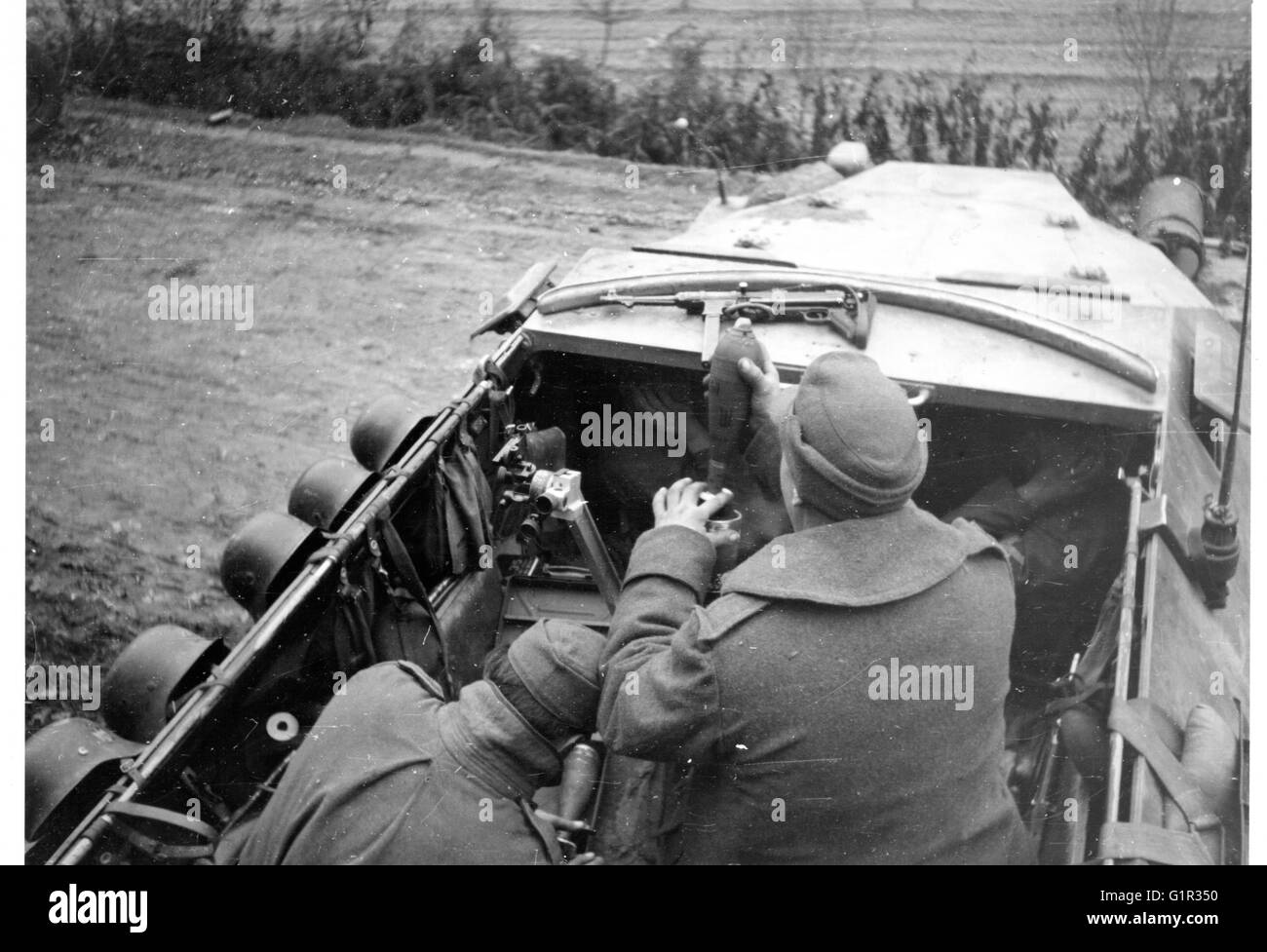 Soldaten der deutschen Wehrmacht Feuer Mörtel von Halftrack 251/10 Ostfront 1943 Stockfoto