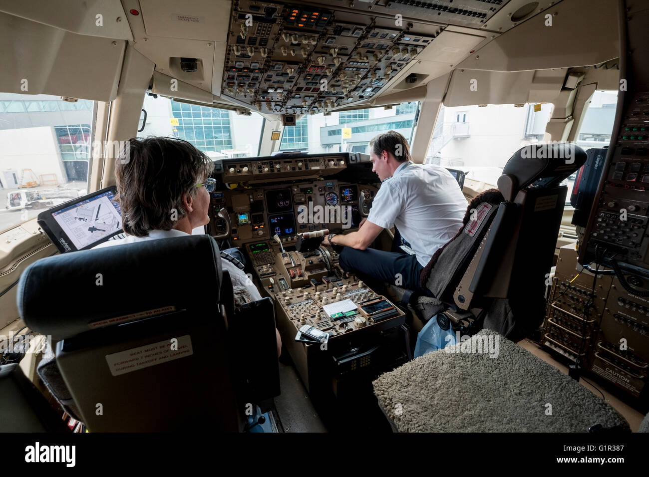 Kapitän mit der Co-Pilot im Cockpit. Stockfoto