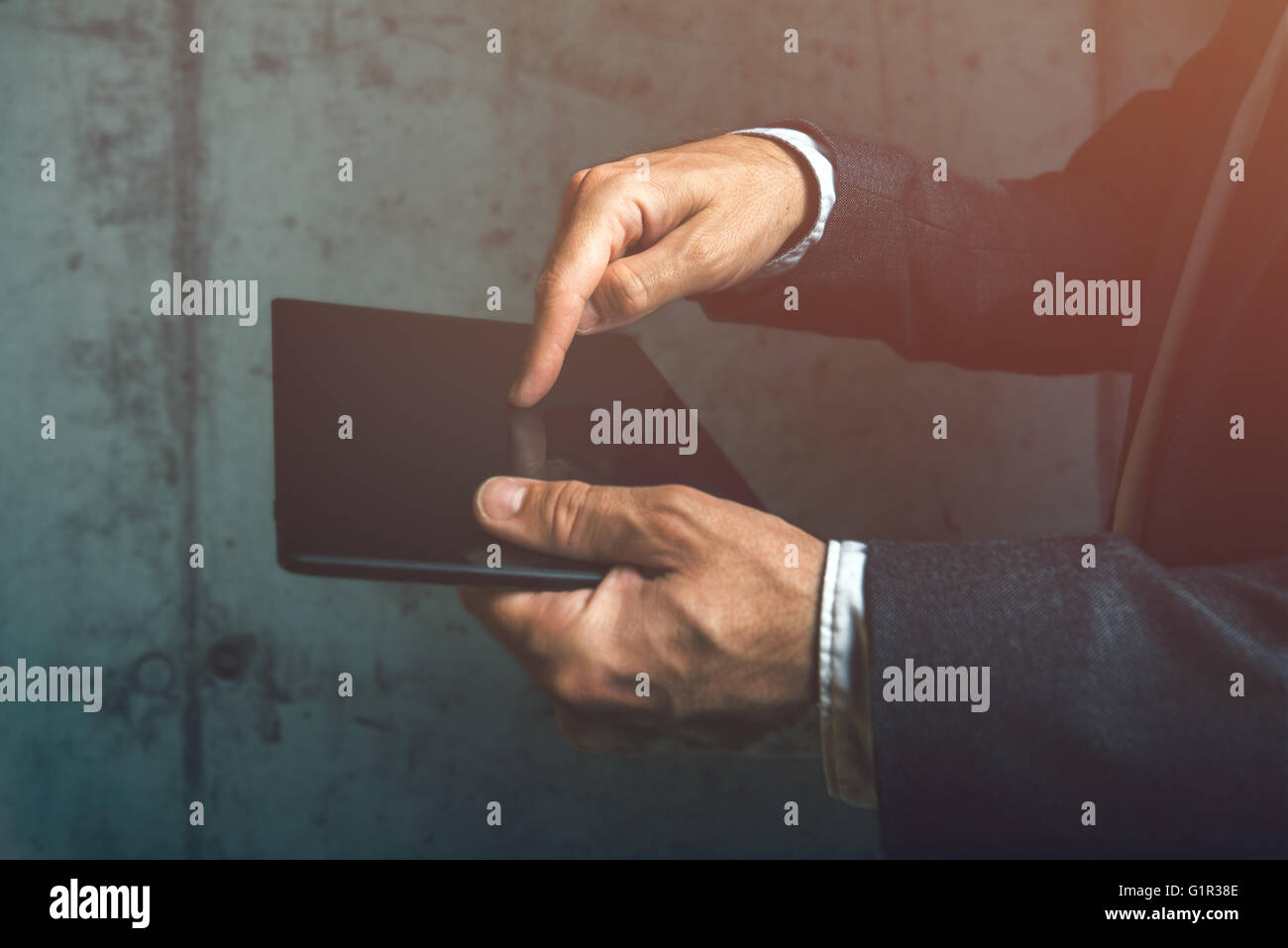Geschäftsmann mit digital-Tablette, Finger-Touch-Screen des modernen elektronischen Gerät drücken. Stockfoto