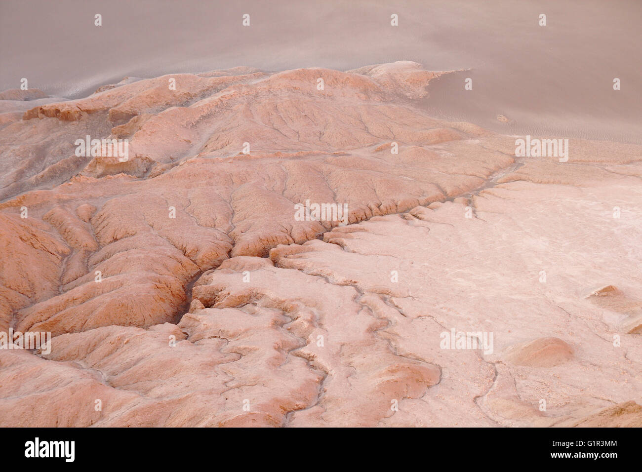 Kleine Wasserrinne in weichen Sedimenten, Valle De La Luna, Atacamawüste, Chile Stockfoto