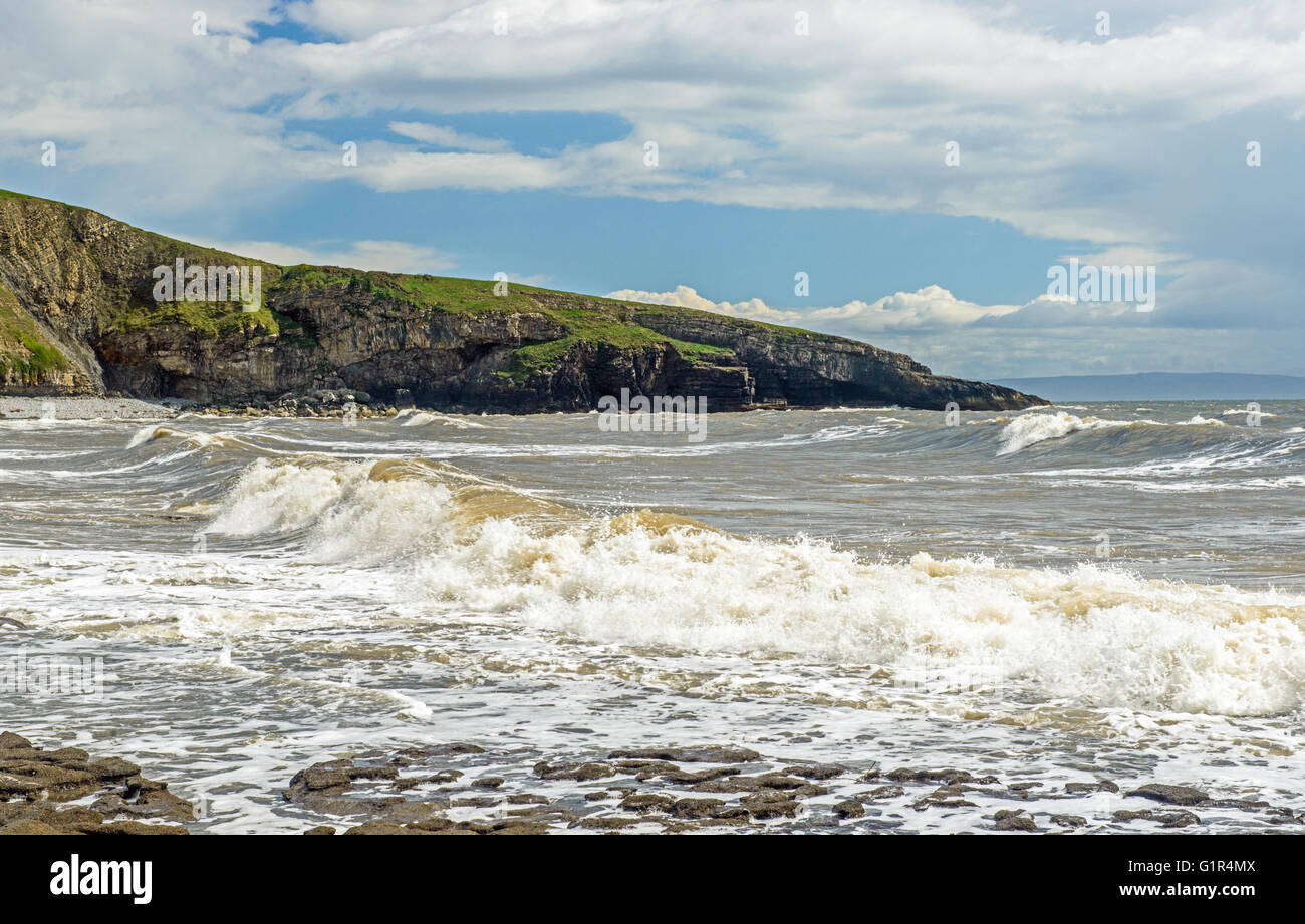 Dunraven Bay oder Southerndown Strand, Om Glamorgan Heritage Coast, South Wales, UK zeigen Wellen vom Meer herein Stockfoto