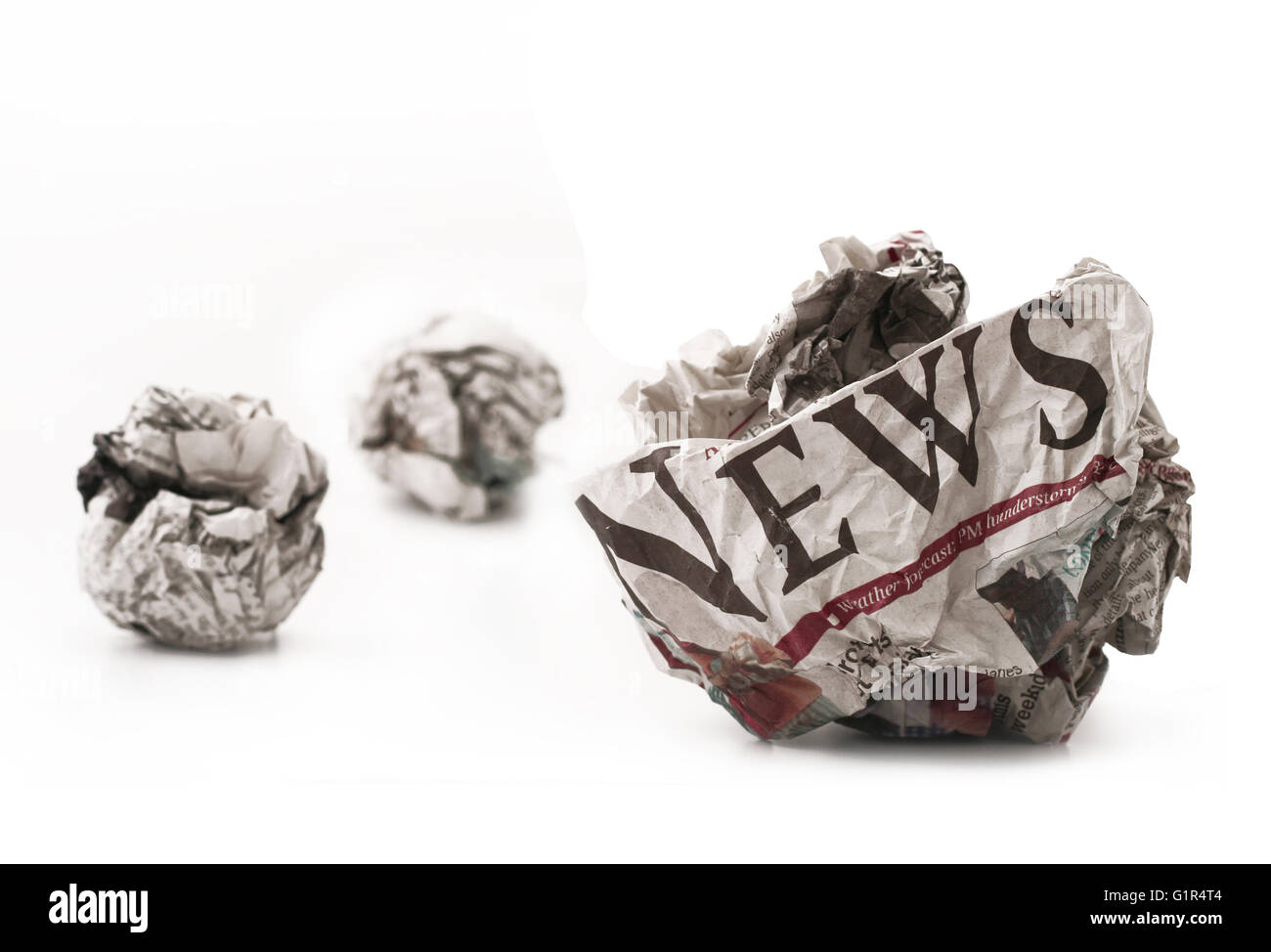 Horizontale Vorderansicht einer Kugel von verdrehten Zeitungsseite mit den Wort-Nachrichten sichtbar isoliert auf weißem Hintergrund Stockfoto