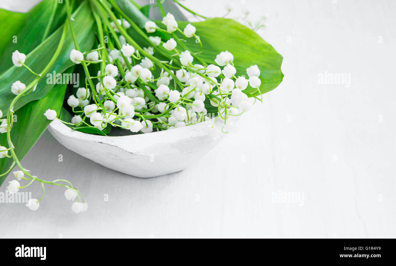 Lily Of The Valley Spa inmitten der Holzschale Stockfoto