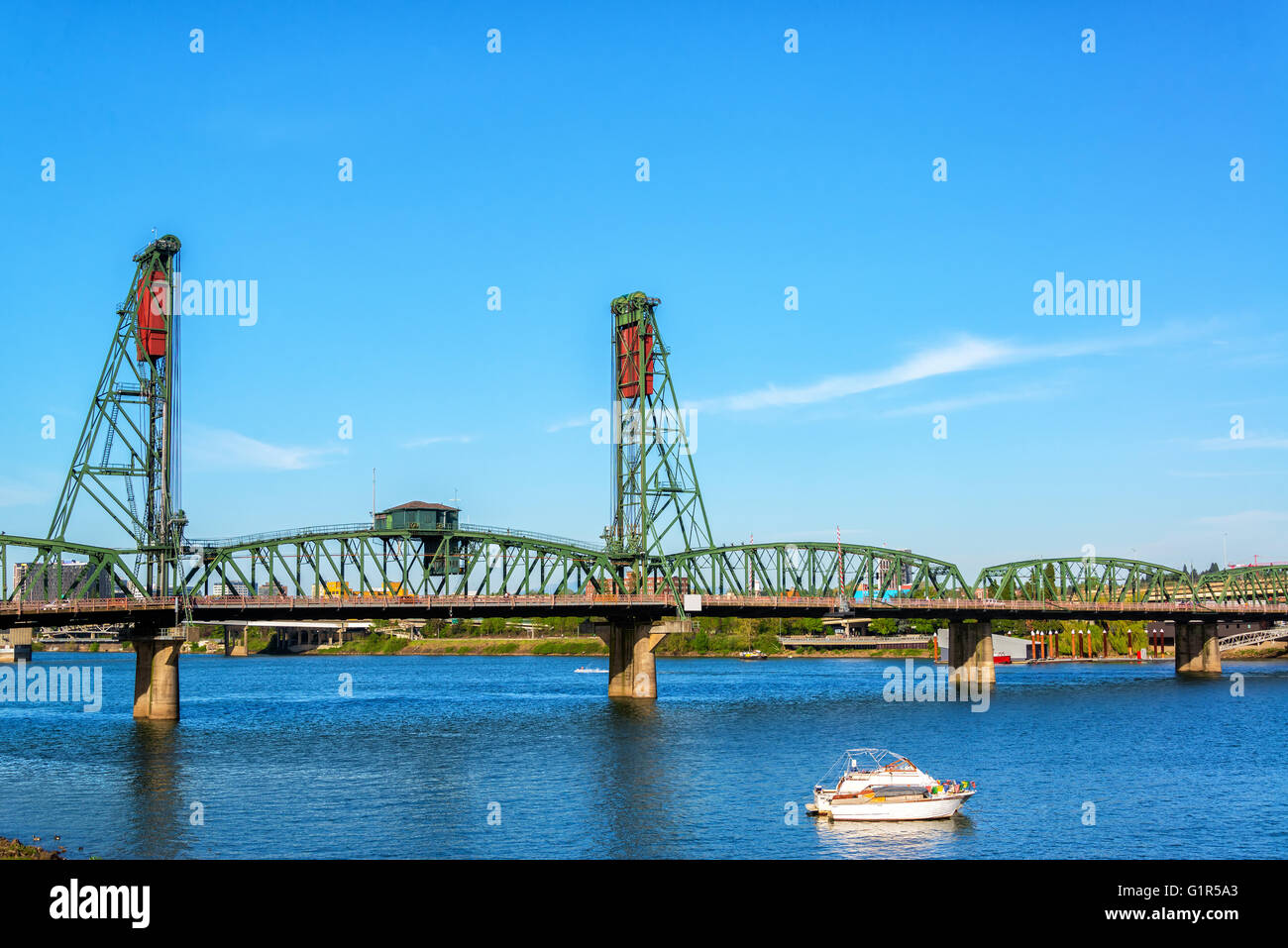 Blick auf die Hawthorne-Brücke über den Willamette River in Portland, Oregon Stockfoto