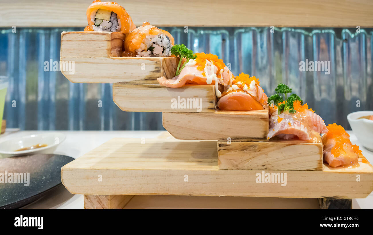 Lachs Sushi und Rollen auf Holztreppen Stockfoto