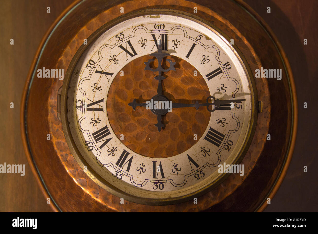 Alte Kupfer Uhr mit römischen Ziffern. Vintage, retro, antike Stockfoto