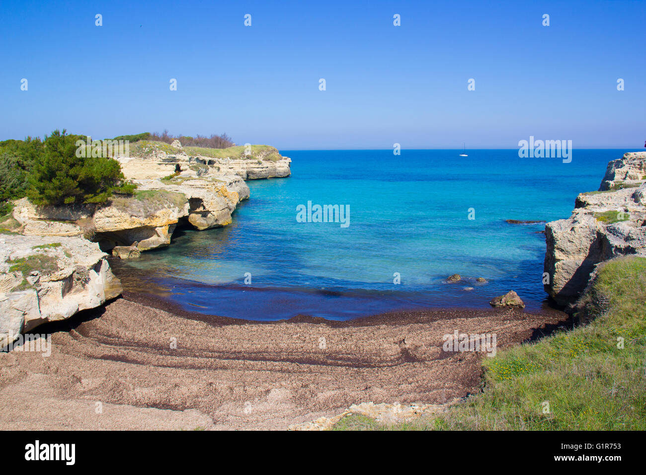 Strand zwischen den Felsen in Salento, Apulien, Italien Stockfoto
