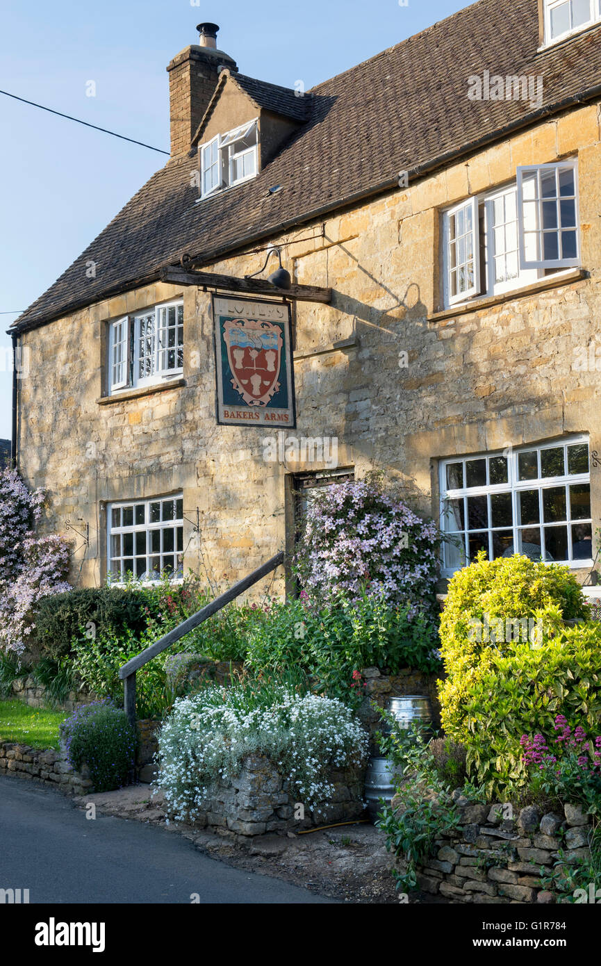 Bäcker Arms Pub Abend Sonne. Cotswolds breiten Campden, Gloucestershire, England Stockfoto