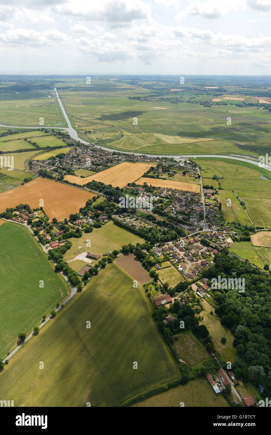 Eine Luftaufnahme des Dorf Reedham und die umliegende Landschaft der Norfolk Broads Stockfoto