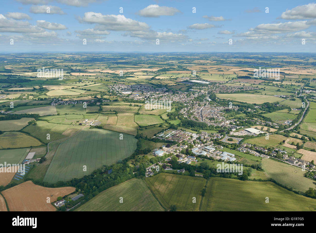 Eine große Luftaufnahme zeigt den gesamten Markt Stadt von Malmesbury in Wiltshire Stockfoto