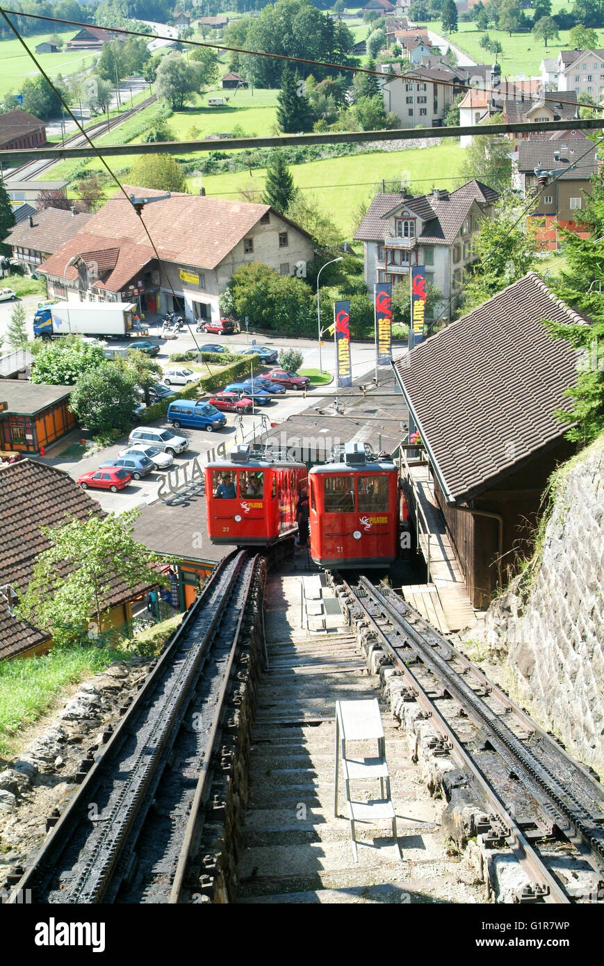 Berg Pilatus, Schweiz - 23. August 2006: Pilatus-Bahn, die weltweit steilste Zahnradbahn Eisenbahn nähert sich oben auf dem Pilatus Stockfoto