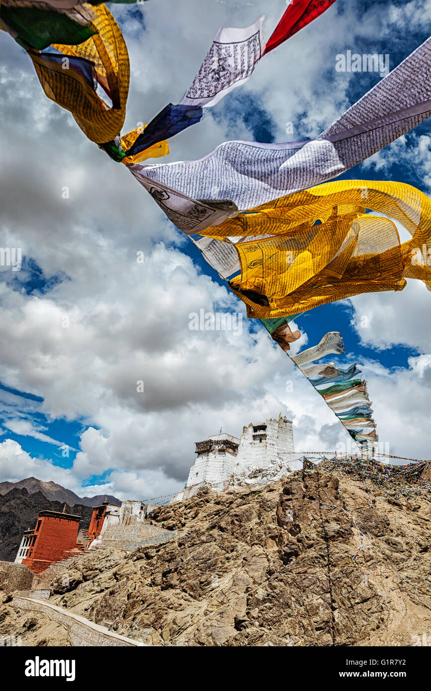 Leh Gompa und Windpferd Gebetsfahnen. Leh, Ladakh, Indien Stockfoto