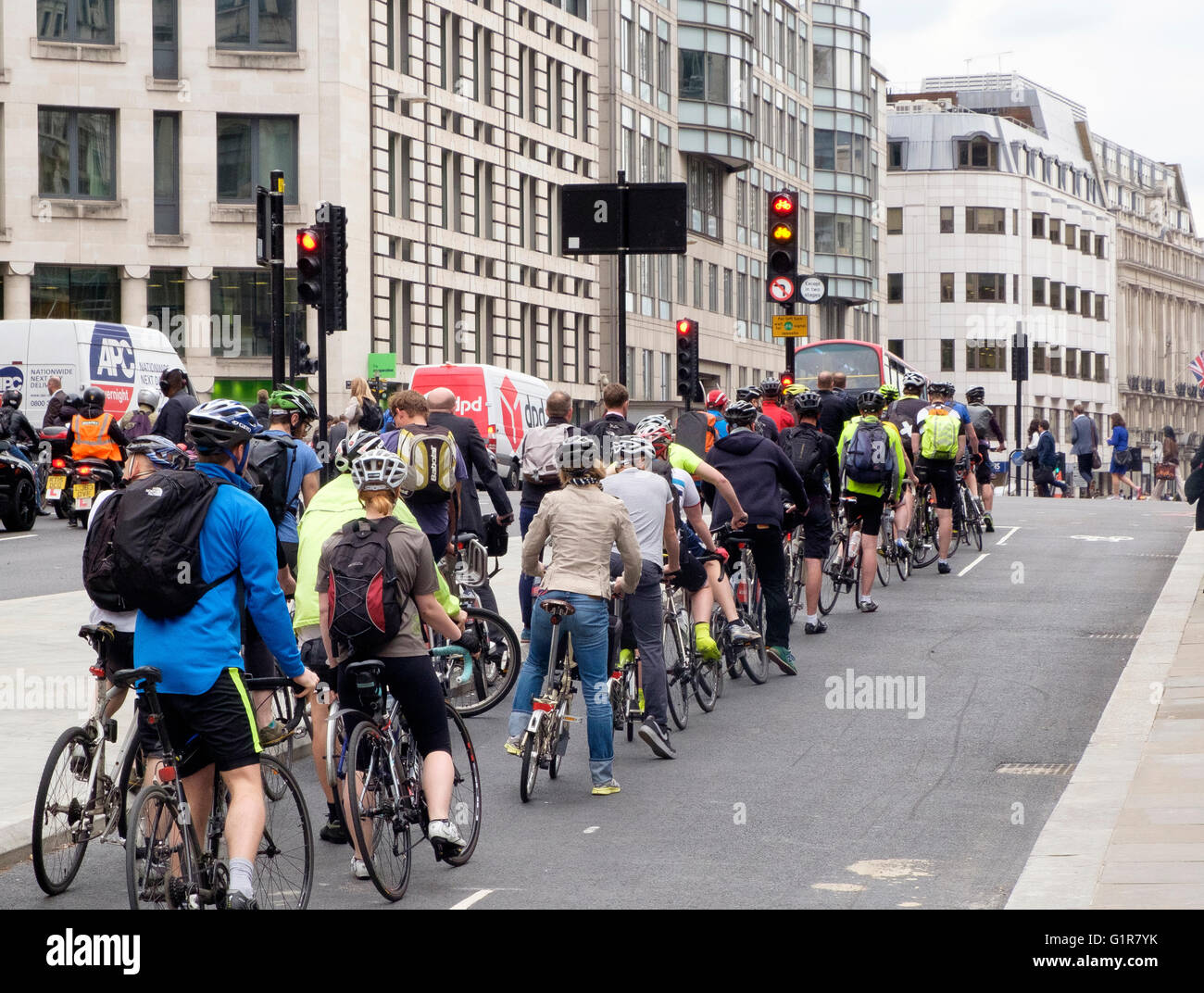 Radfahrer auf Nord-süd-Cycle Superhighways auf Farringdon St unternehmen am Abend Fahrt vom Zentrum der Stadt London zu Hause. Stockfoto