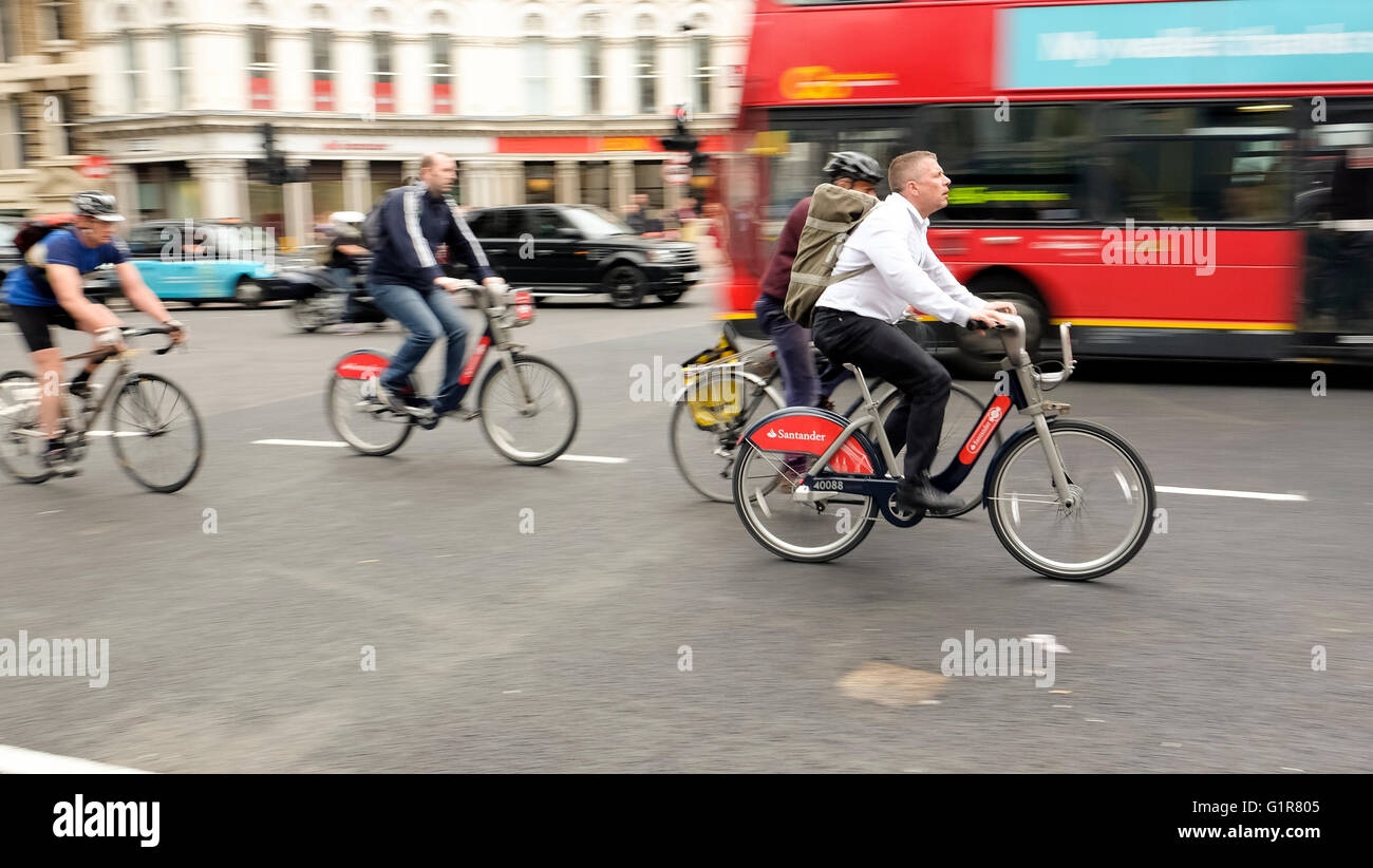 Radfahrer auf Nord-Süd-Zyklus Superhighway Unternehmen am Abend pendeln vom Zentrum der Stadt von London nach Hause fahren. Stockfoto