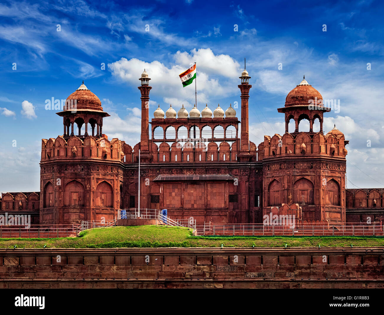 Red Fort Lal Qila mit indischen Flagge. Delhi, Indien Stockfoto