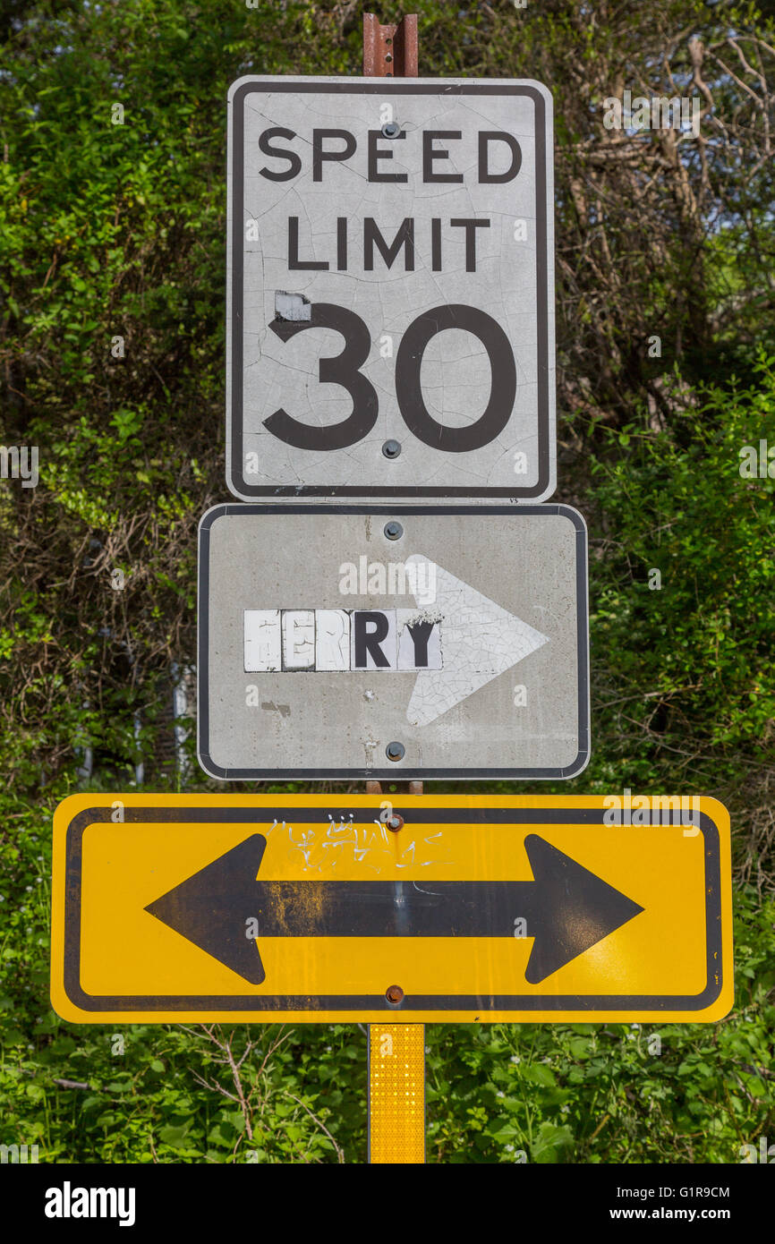 Verkehrszeichen, Geschwindigkeitsbegrenzung 30, Fähre und Pfeile, North Haven, NY Stockfoto