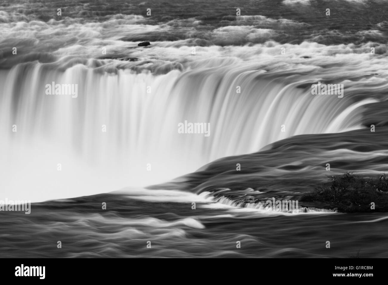 8. Mai 2016 - Niagara Falls, Ontario. Der Niagara River fließt in Richtung der Horseshoe Falls, einer der drei Wasserfall Formationen befindet sich Stockfoto