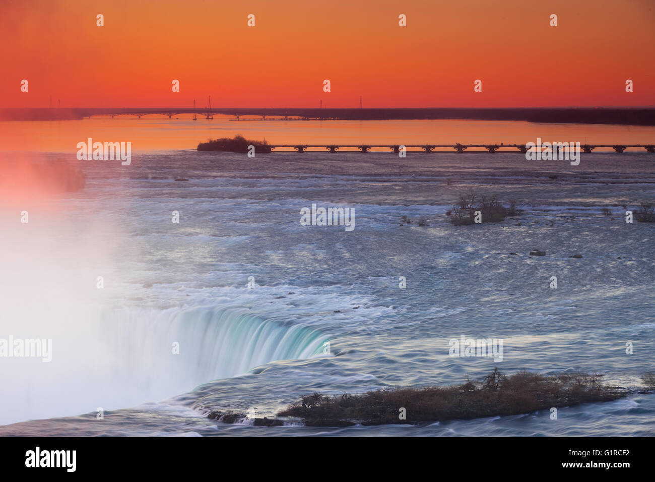 9. Mai 2016 - Niagara Falls, Ontario. Der Niagara River fließt in Richtung der Horseshoe Falls, einer der drei Wasserfall Formationen befindet sich Stockfoto