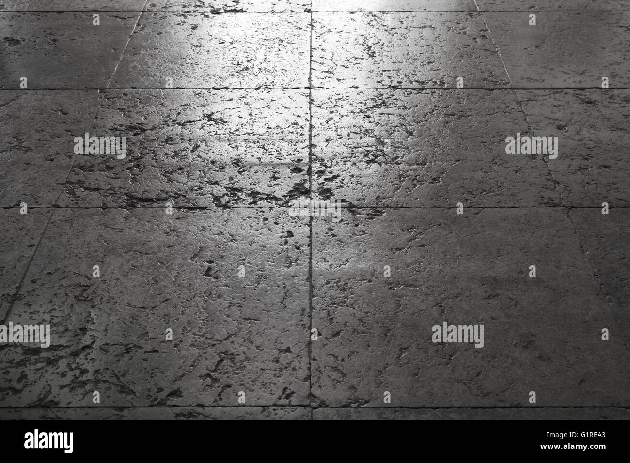 Glänzender alten grauen Steinboden Fliesen, Hintergrundtextur mit perspektivische Wirkung und selektiven Fokus auf einen Vordergrund Stockfoto