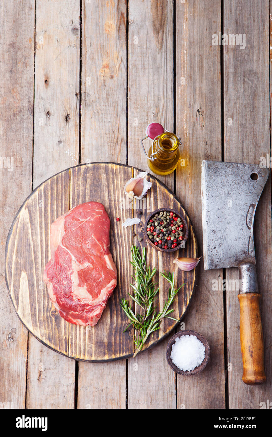 Frisches rohes t bone rindersteak roter pfeffer -Fotos und ...