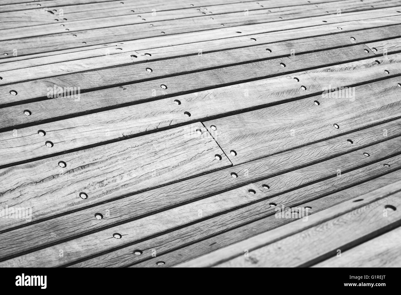 Abstrakte geschwungene Konstruktion aus grauen Holzbohlen, selektiven Fokus Stockfoto