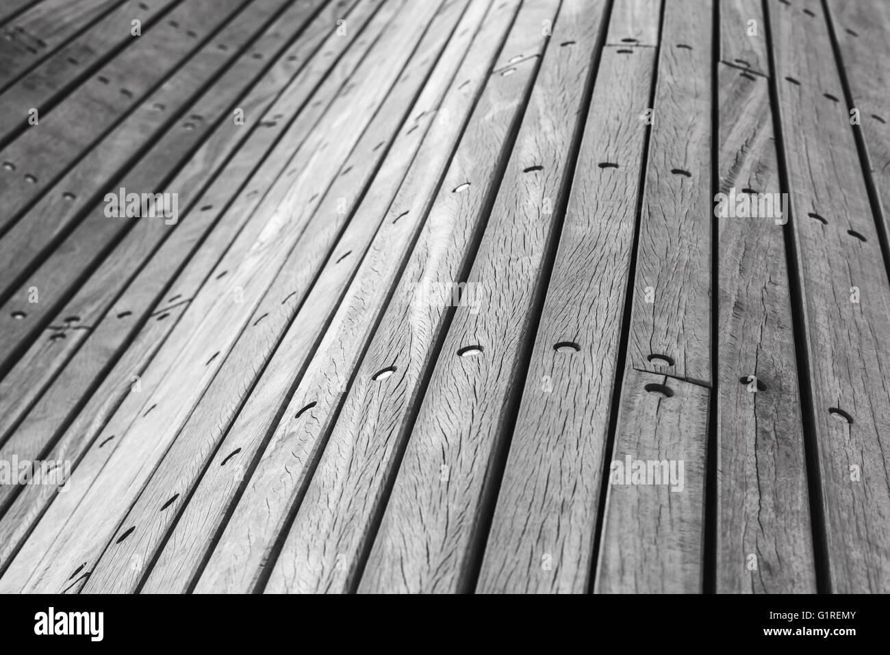 Abstrakte geschwungene Konstruktion aus grauen Holzbohlen und Bolzen, selektiven Fokus Stockfoto