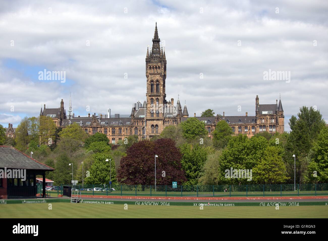 Glasgow University Blick aus dem Commonwealth Spiele Bowling Green nach seiner Verjüngungskur Baugerüst entfernt, Glasgow, Scotland, UK. Stockfoto