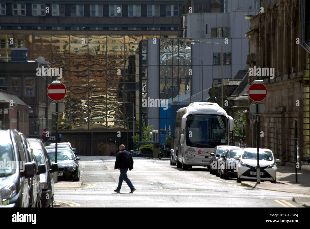 Holland Straße anzeigen Glasgow mit Reflexionen im gespiegelten Bauten und Vordergrund Figur, Glasgow, Schottland, UK Stockfoto