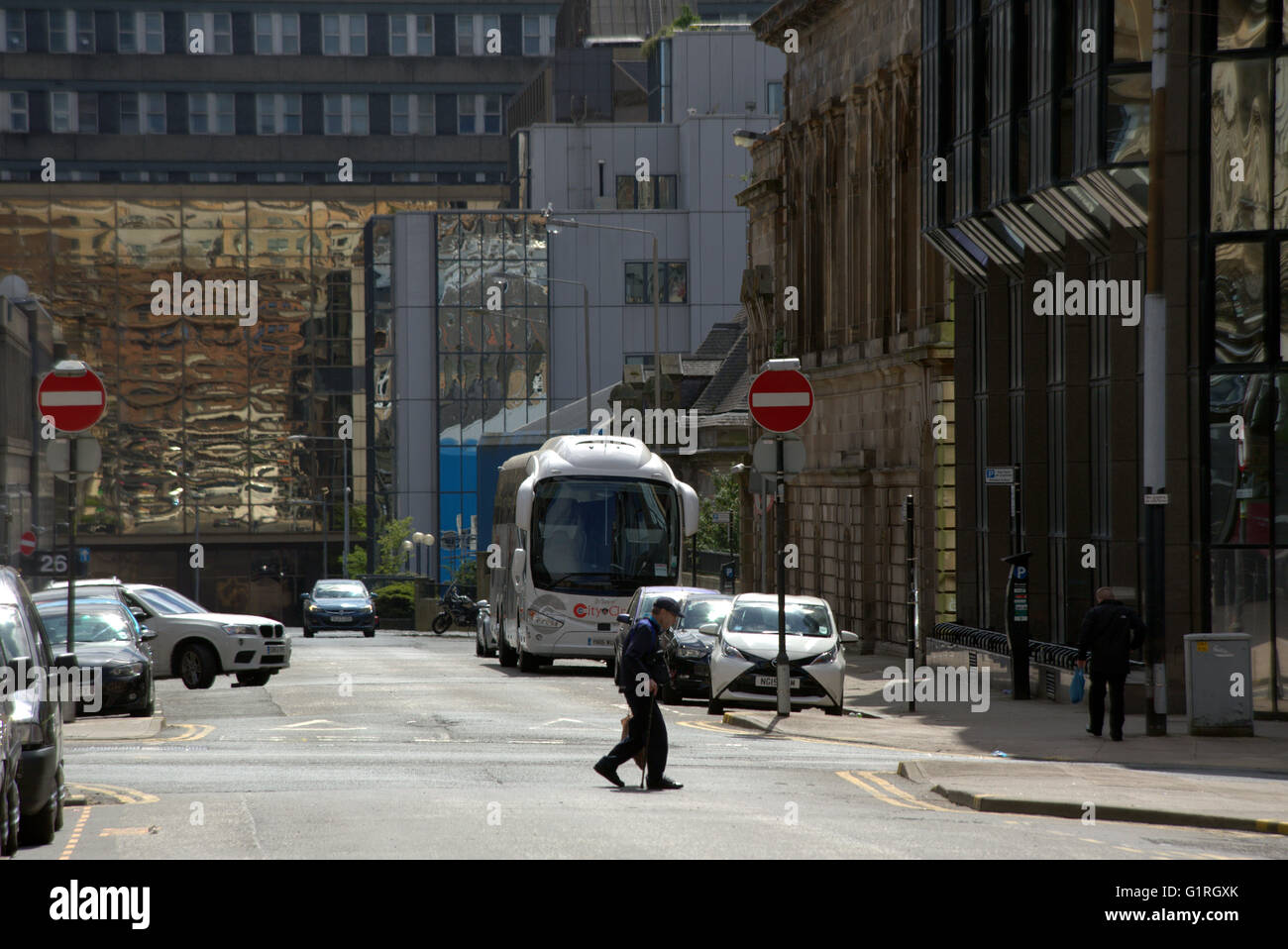 Holland Straße anzeigen Glasgow mit Reflexionen im gespiegelten Bauten und Vordergrund Figur, Glasgow, Schottland, UK Stockfoto