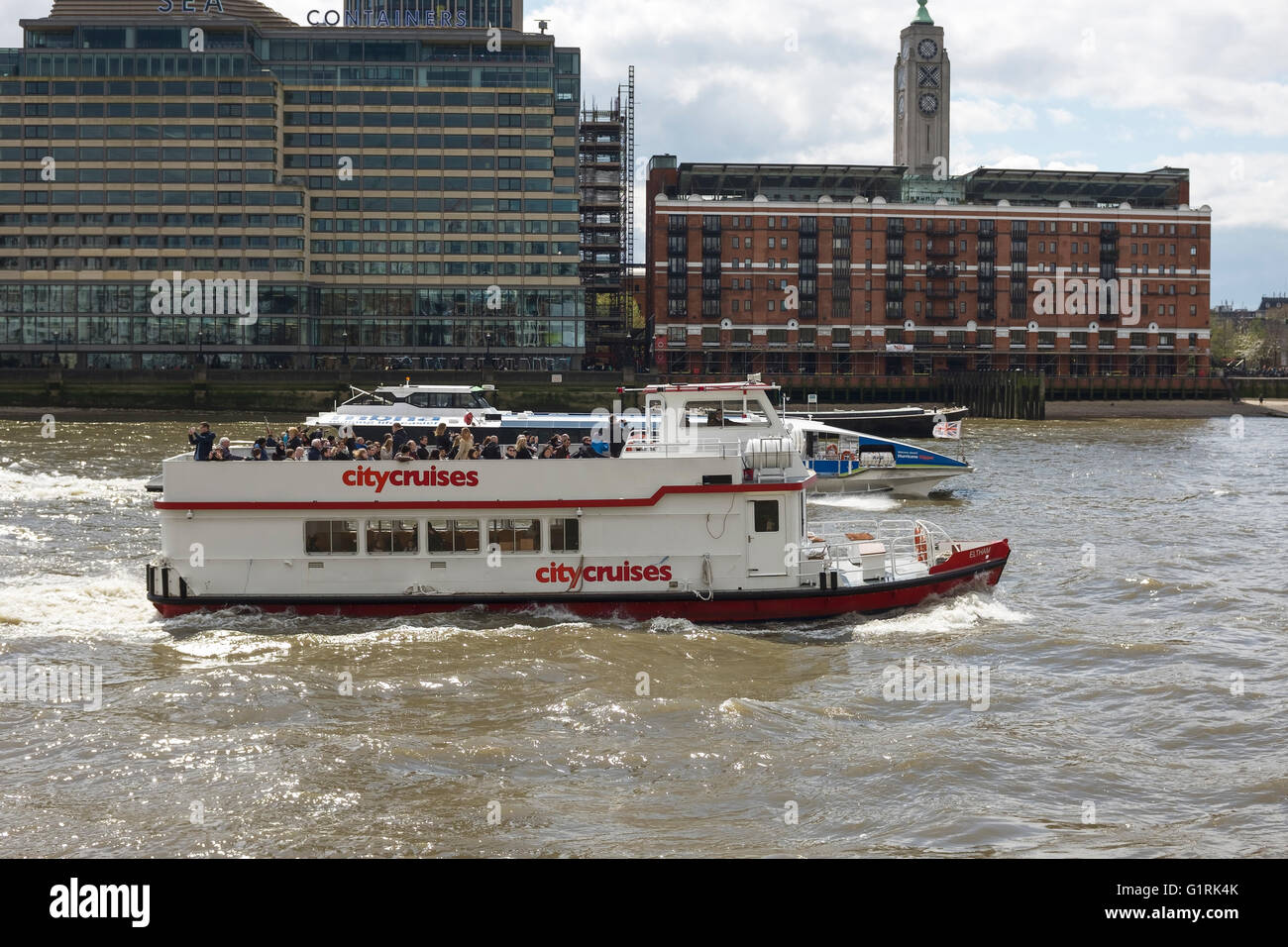 Zwei Passagierschiffe auf der Themse passieren die Oxo Tower, London UK Stockfoto