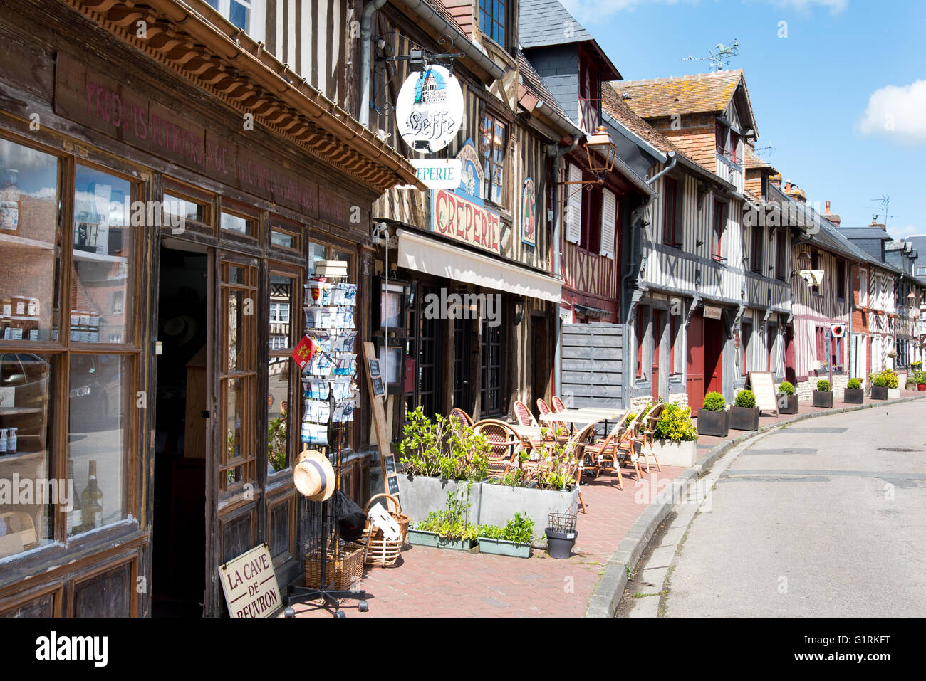 Straße in ziemlich französischen Dorf von Beuvron-En-Auge, Pays d ' Auge Region der Normandie Stockfoto