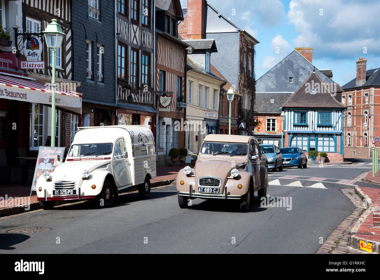 Citroen 2CV Altautos im französischen Dorf von Beaumont-En-Auge, Normandie Stockfoto