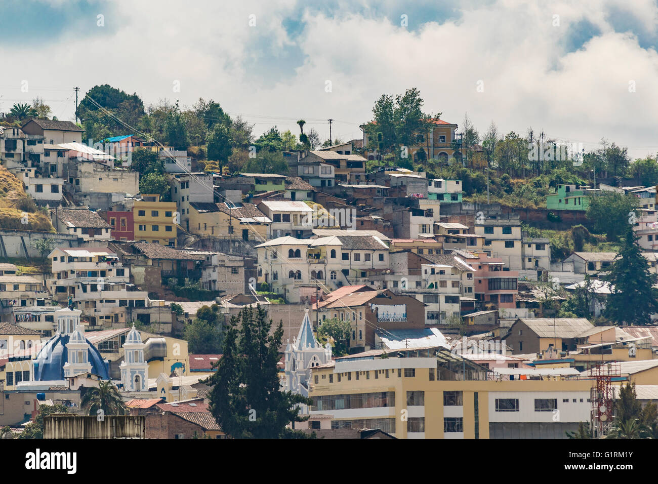 Niedrigen Winkel auf malerischen bunten Häuser und Bauten an der Spitze eines Hügels in Quito, Ecuador. Stockfoto
