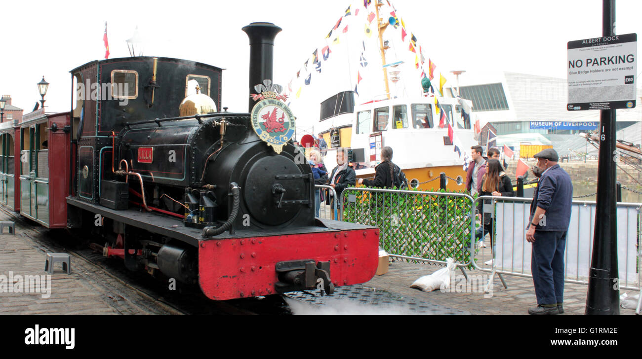 Eine Schmalspur Dampfeisenbahn wartet auf die nächste Ausfahrt Kai seitlich am Albert Dock trotz der "Parkverbot"-Zeichen. Stockfoto