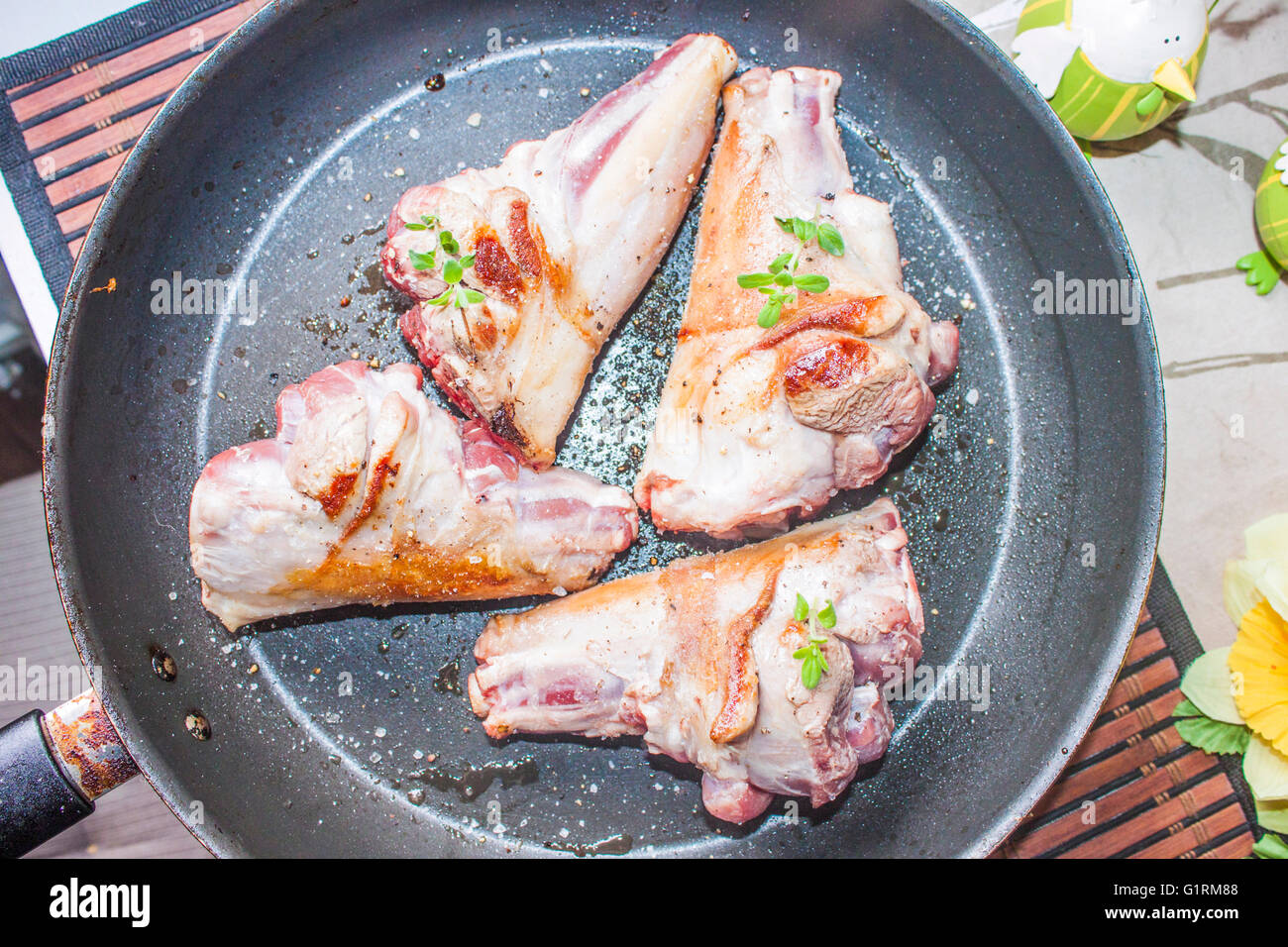 Braten Sie kochen Lammschenkel in einer Pfanne Stockfoto