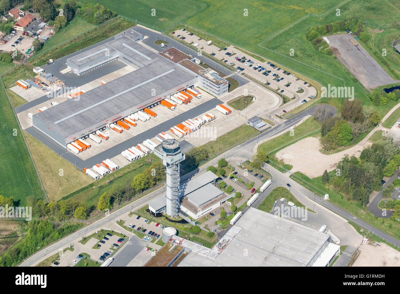 Parcel Service TNT, logistische Road Hub am Flughafen Hannover-Langenhagen, Tower des Flughafens, Hannover, Niedersachsen, Deutschland Stockfoto