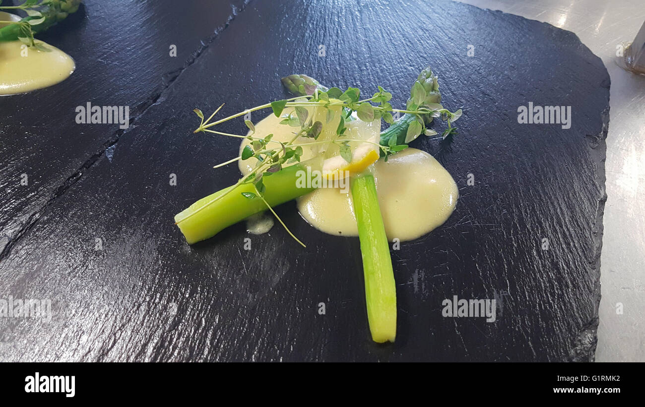 Restaurant Schüssel, Aperitif, Spargel und Sauce Hollandaise, auf einem schwarzen Steinplatte Stockfoto