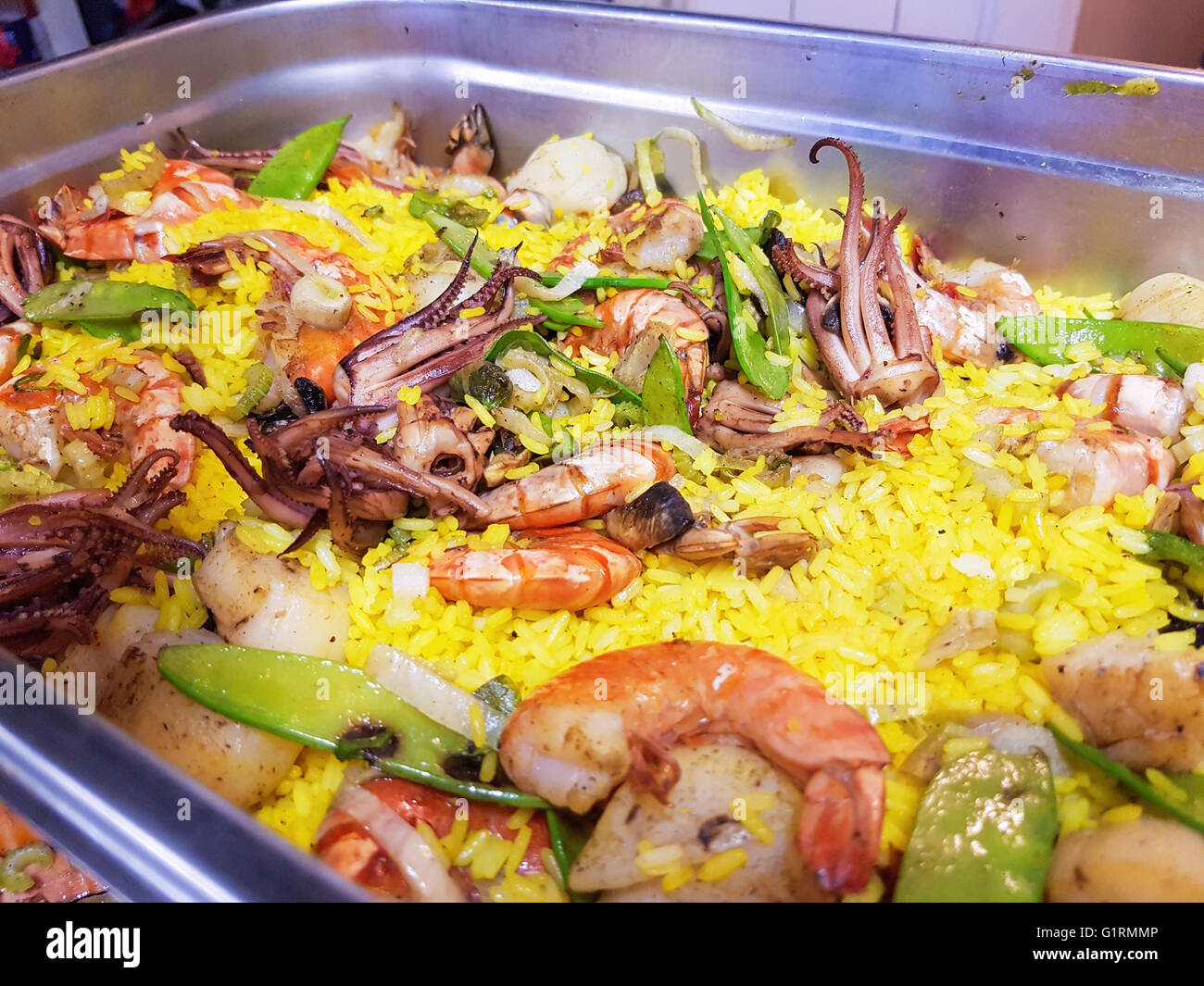 Frische Meeresfrüchte Paella mit Tintenfisch, Jakobsmuscheln, Garnelen und Lachs Stockfoto