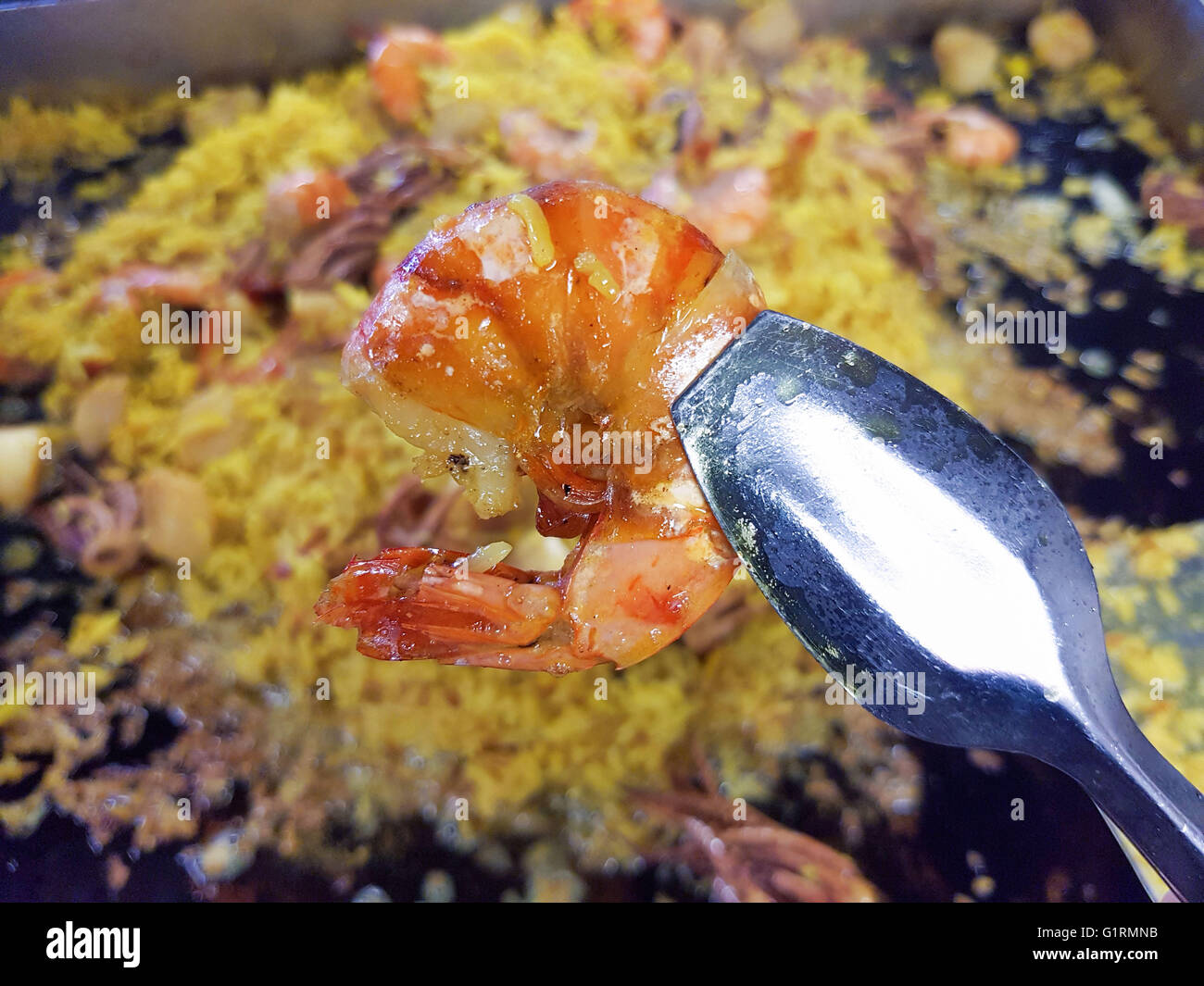 Gebratene Garnelen, oben gelb, Meeresfrüchte-paella Stockfoto