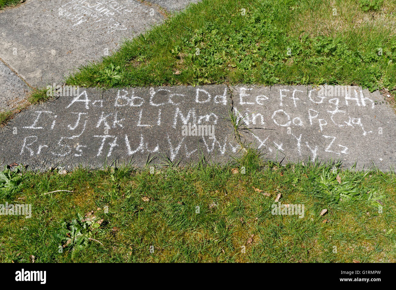 Weiße Kreide englische groß- und Kleinbuchstaben-Alphabet gezeichnet auf einen betonierten Weg von Kindern Stockfoto