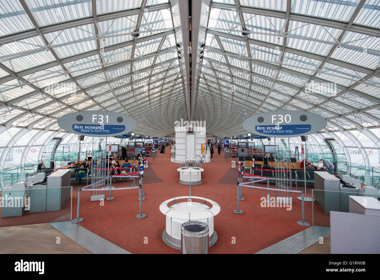 PARIS, Frankreich - 22. Januar 2016: Interieur von Charles de Gaulle Flughafen. CDG ist einer der größten Flughäfen in Europa. Stockfoto