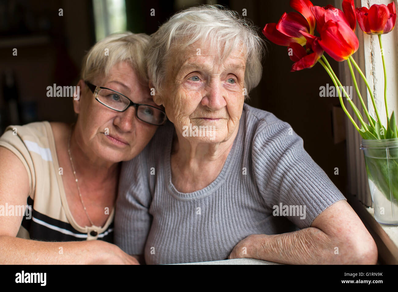 Eine ältere Frau mit ihrer erwachsenen Tochter. Stockfoto