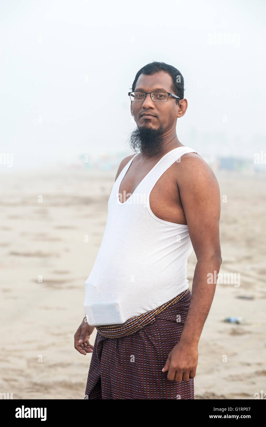 Portrait von einer mittleren Alters muslimischen birmanischen Mann mit Brille, kurze weißes Hemd und einen Bart. Stockfoto