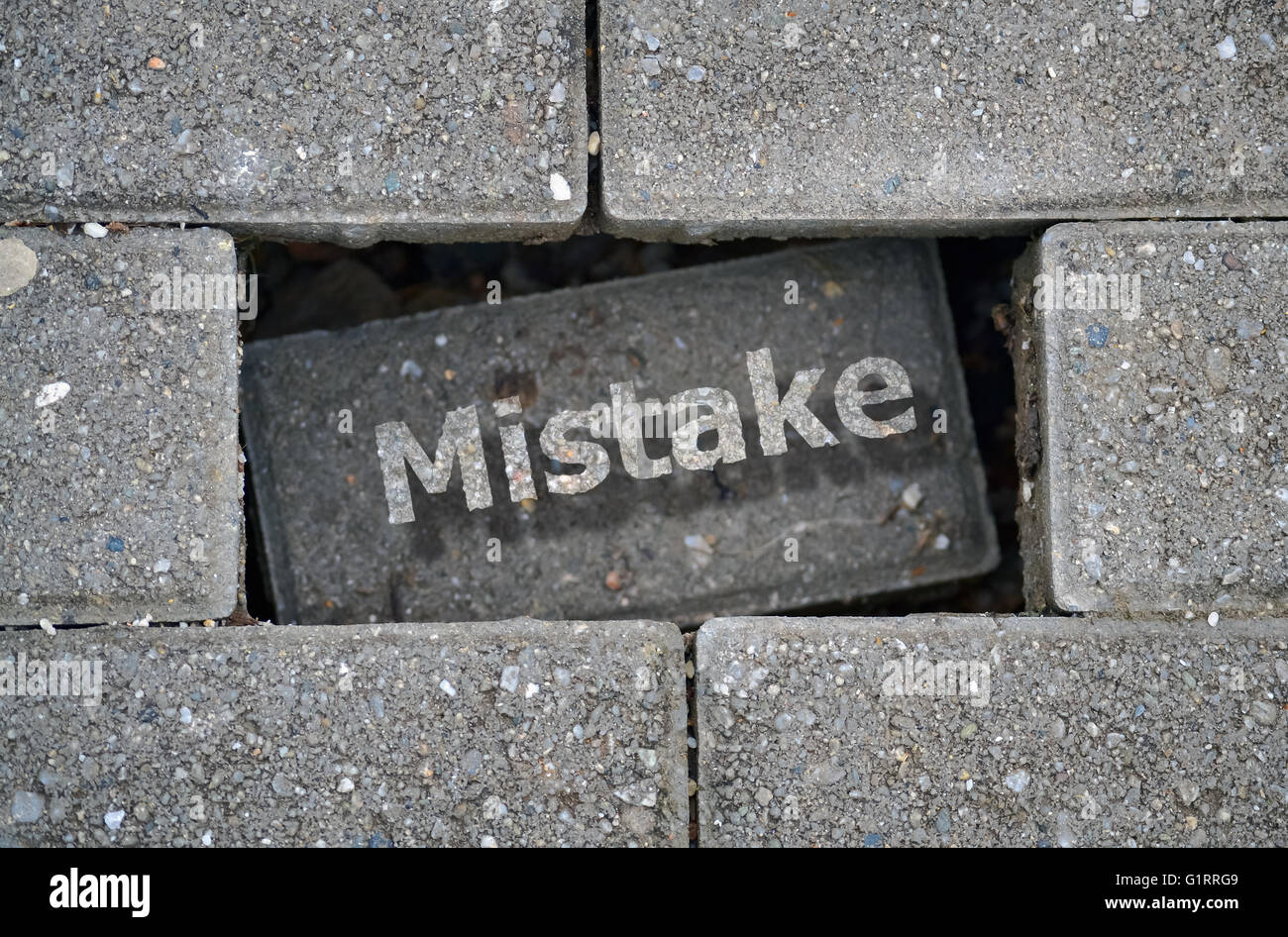 Word Fehler geschrieben über ein Loch auf dem beschädigten Pflaster Stockfoto