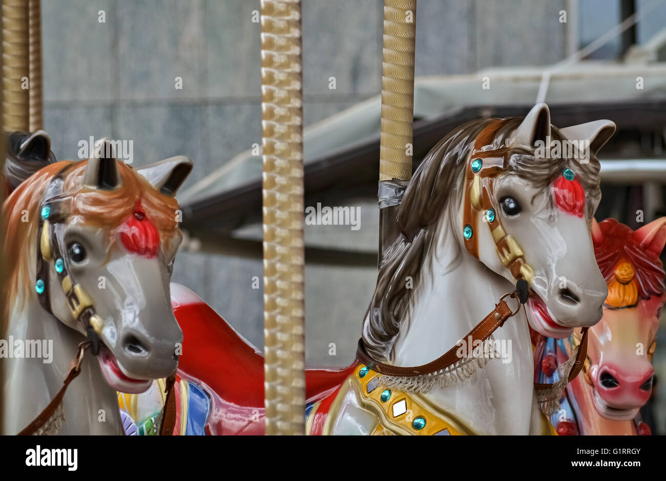 Kleiner Vergnügungspark mit Kunststoff Pferde für kleine Kinder Stockfoto
