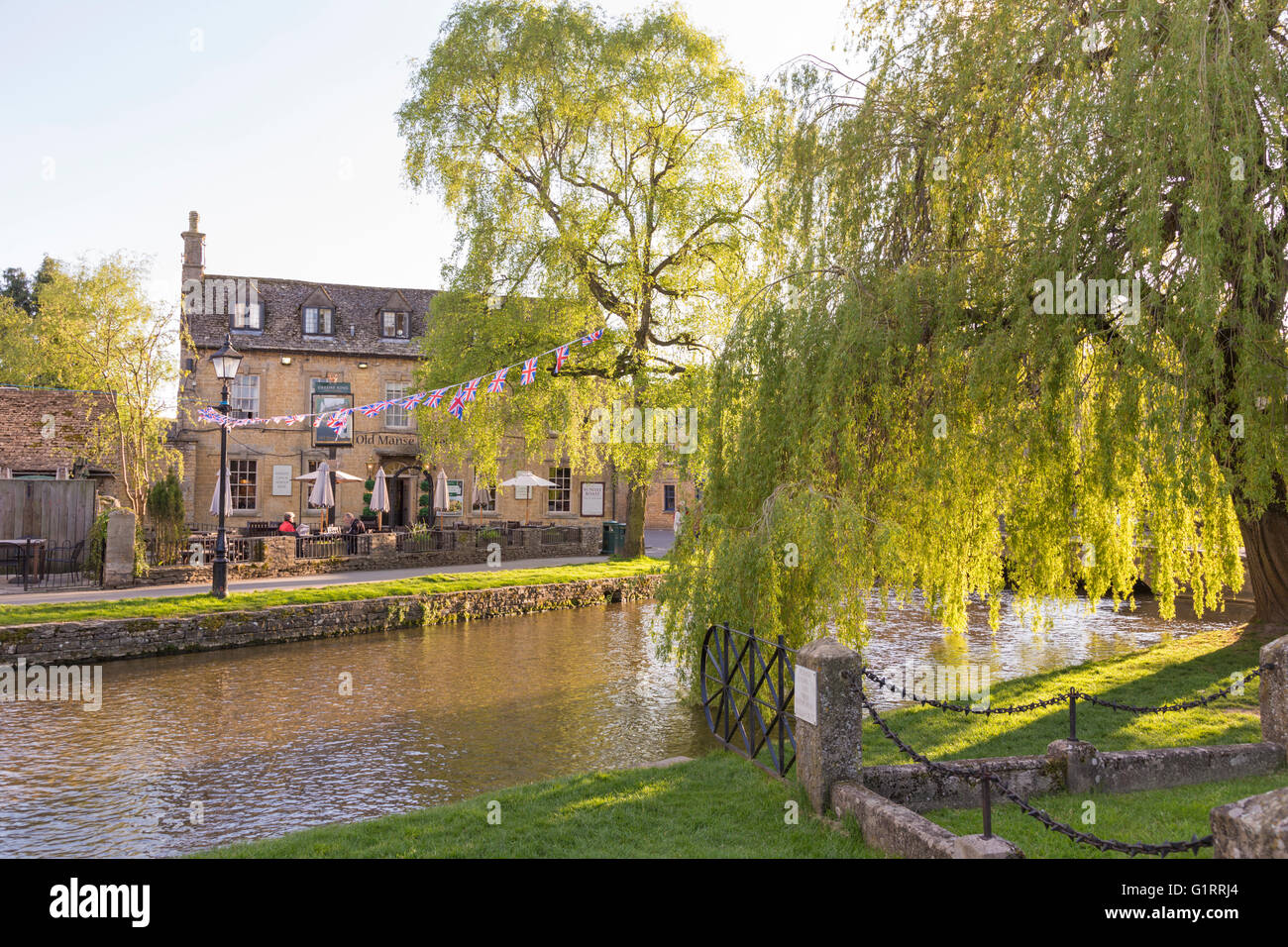 Die Cotswold Dorf von Bourton-on-the-Water Abend Sonnenlicht, Gloucestershire, England, UK Stockfoto