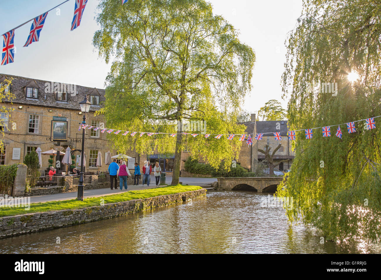 Die Cotswold Dorf von Bourton-on-the-Water Abend Sonnenlicht, Gloucestershire, England, UK Stockfoto