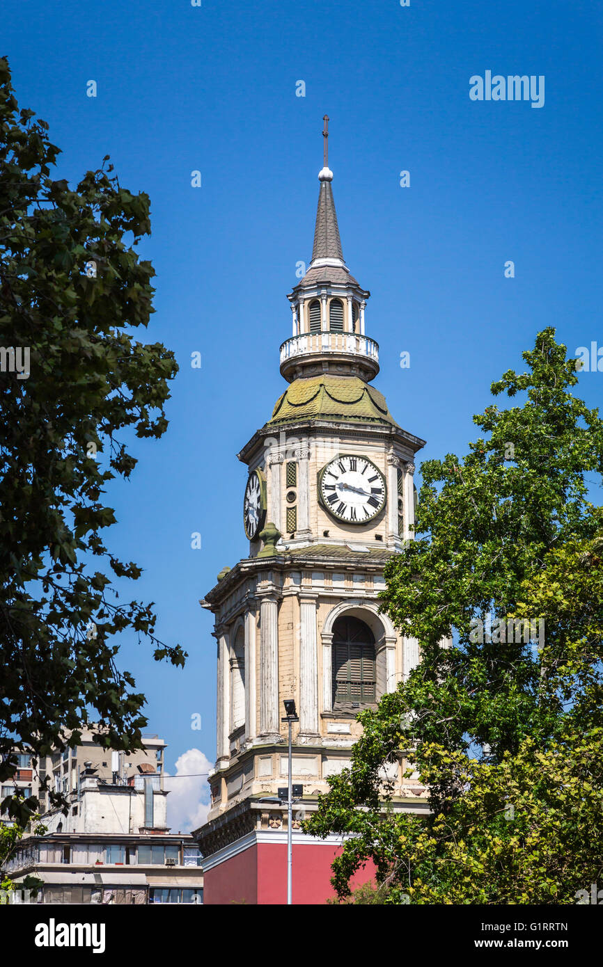 Der Uhrturm der historischen San Francisco-Kirche in der Innenstadt von Santiago, Chile, Südamerika. Stockfoto