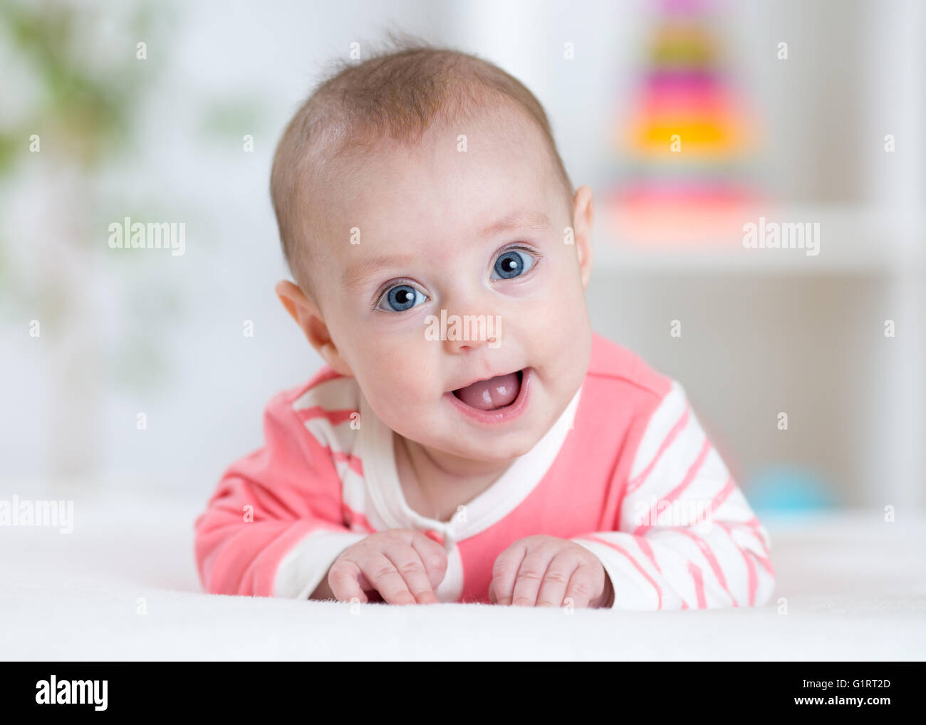 Glückliches Baby direkt in die Kamera schaut Stockfoto